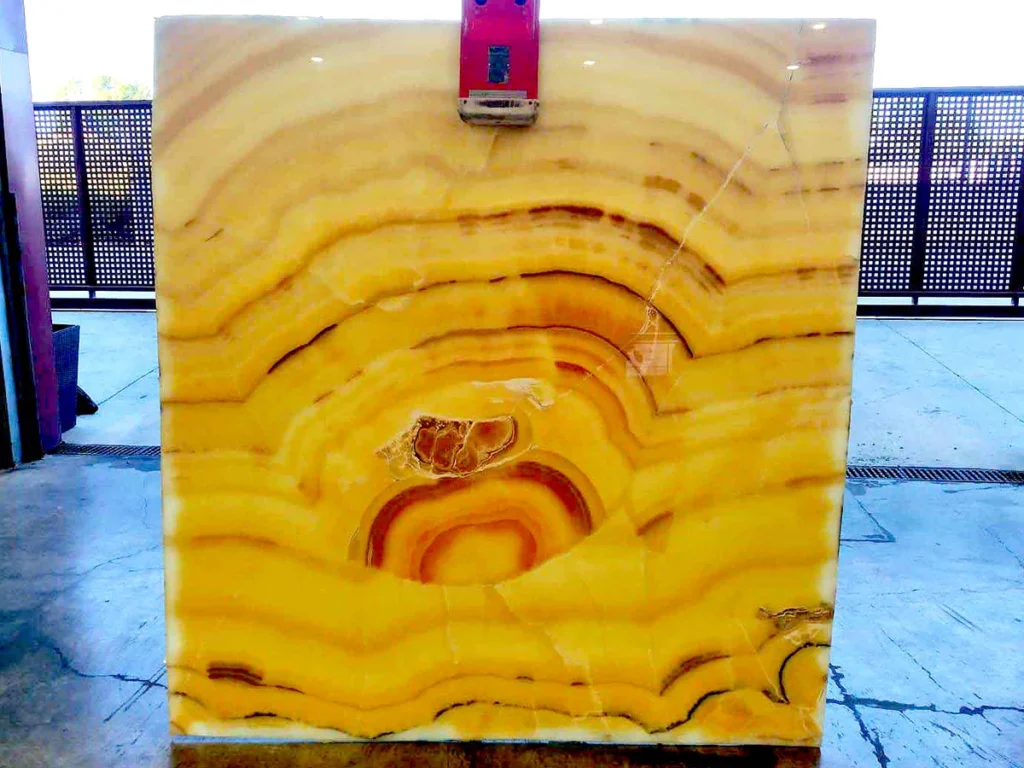 Ónix Naranja, una foto de un ejemplo real de material utilizado por RENAVER